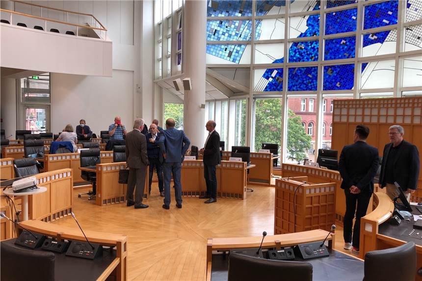 Im Video: Die Pressekonferenz zur Karstadt-Rettung Beteiligte der Karstadt-Rettung kommen am Freitagmittag zu einer Pressekonferenz im Rathaus zusammen.
