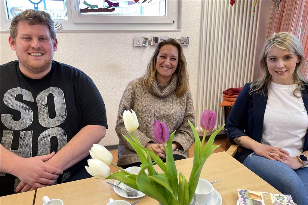 Demolierte Autos in Marten: Gute Nachrichten für die Anwohner Bethel-Regionalleiterin Monja Emmel (M.) sowie die Bereichsleiterin Haus Kesselborn, Stefanie Heuer, und ihr Mitarbeiter Florian Sievers haben den betroffenen Anwohnern ihre Unterstützung bei der Schadensregulierung und anderen Problemen fest zugesichert.