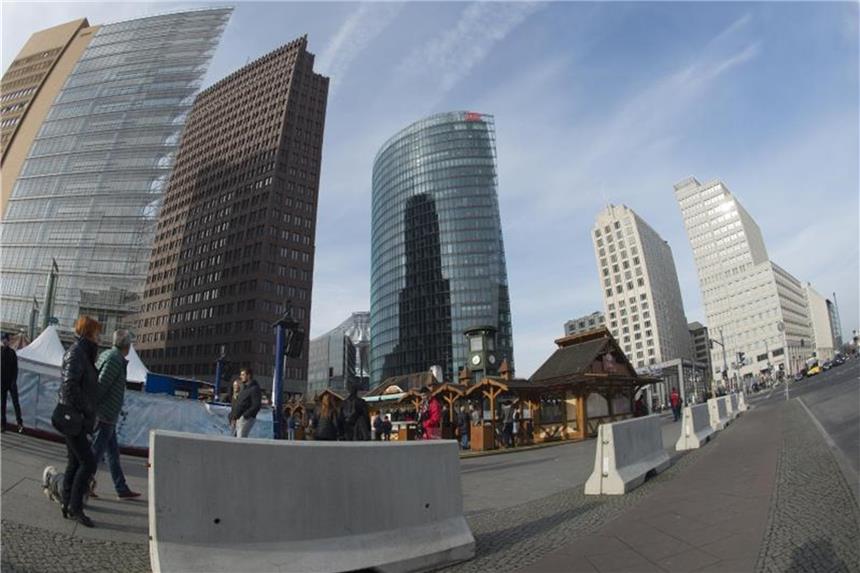 Betonbarrieren sichern in Berlin die Buden der „Winterwelt“ am Potsdamer Platz. Foto: Paul Zinken