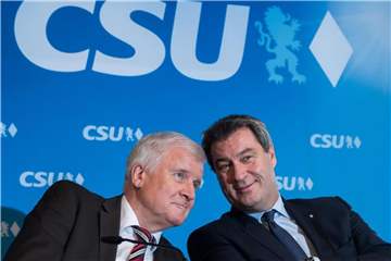 Betont gelassen angesichts der katastrophalen Umfragewerte: CSU-Chef Horst Seehofer und der bayerische Ministerpräsident Markus Söder. Foto: Peter Kneffel