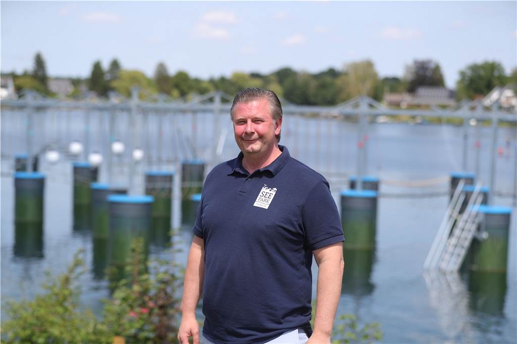 Kletter-Spaß auf dem Ternscher See: Hochseilgarten „Aqua Climb“ hat eröffnet Betriebsleiter des Seepark Ternsche, Philip Grasekamp, ist stolz auf den größten schwimmenden Klettergarten Deutschlands.