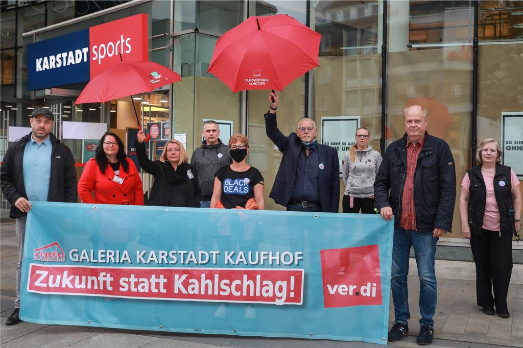Fenster mit Papier verklebt: Was ist da los bei Karstadt Sports und Kaufhof? Betriebsräte der drei Warenhäuser vor den verklebten Fenstern von Karstadt Sports.