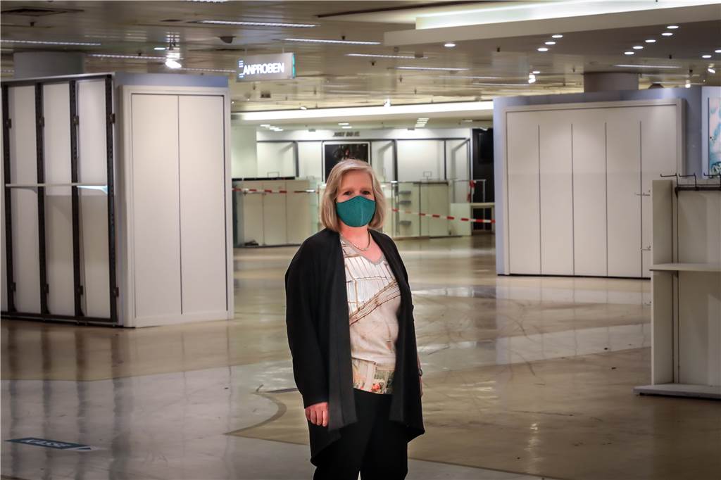 „Alles muss raus“: So laufen die letzten Tage im Kaufhof am Westenhellweg Betriebsrätin Martina Regens: Alles muss raus, auch die Kabinen für die Anproben.