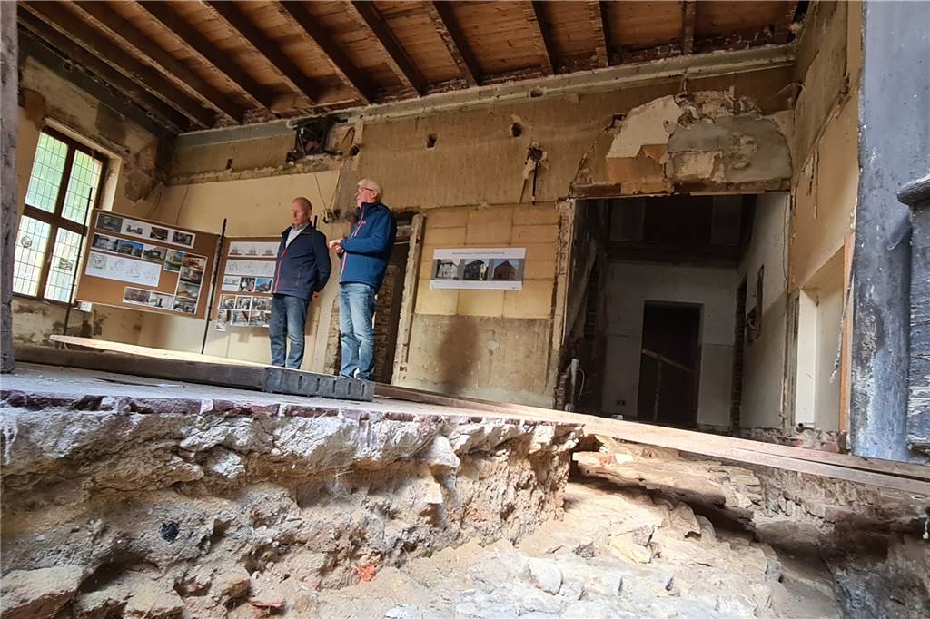 Abriss und Neubau: Tage der alten Burgschänke sind gezählt Betritt man die Burgschänke, ist es wie ein Schritt in eine andere Welt.