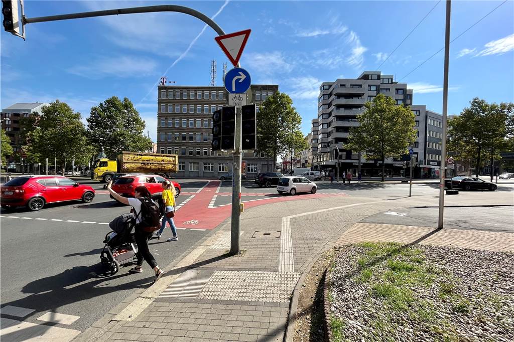 Dortmunder City ohne Strom: Optiker muss Brillen im Dunkeln richten Betroffen von dem Stromausfall waren auch die Ampeln an der Kreuzung Hoher Wall/Rheinische Straße.