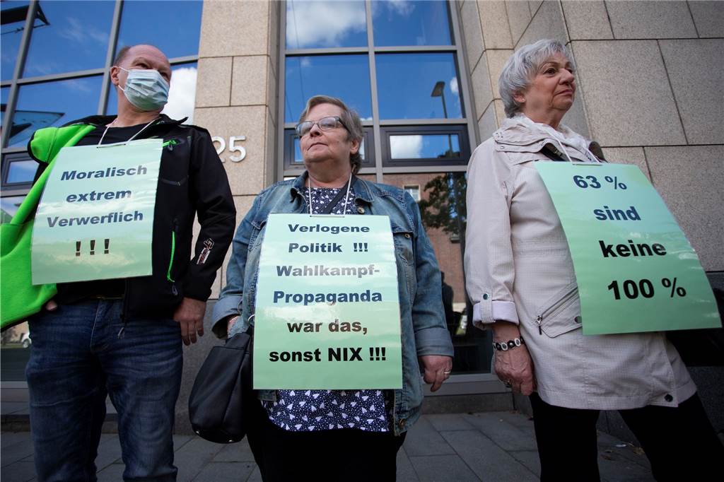 Bottroper Apothekerskandal: Minister verspricht erneute Prüfung Betroffene des Bottroper Apothekerskandals demonstrieren vor dem Ministerium für Arbeit, Gesundheit und Soziales des Landes Nordrhein-Westfalen in Düsseldorf.