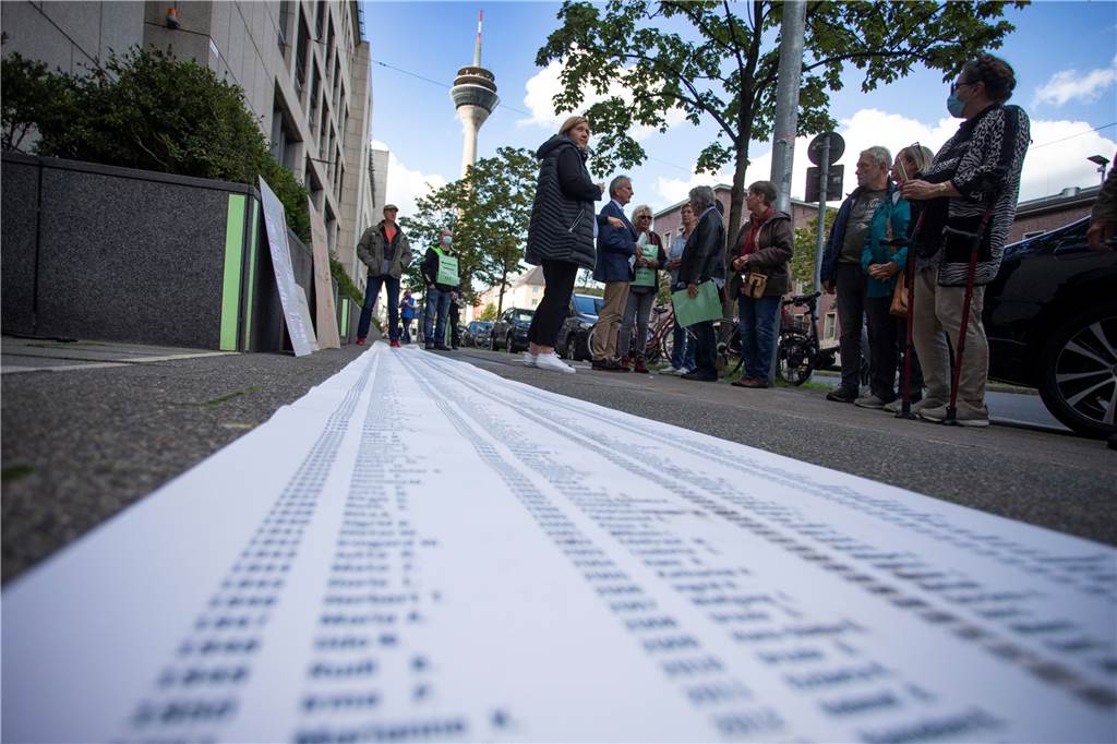 Bottroper Apothekerskandal: Minister verspricht erneute Prüfung Betroffene des Bottroper Apothekerskandals haben ein meterlanges Plakat mit mehr als 2.000 Namen der Opfer vor dem Ministerium für Arbeit, Gesundheit und Soziales des Landes Nordrhein-Westfalen in Düsseldorf ausgerollt.