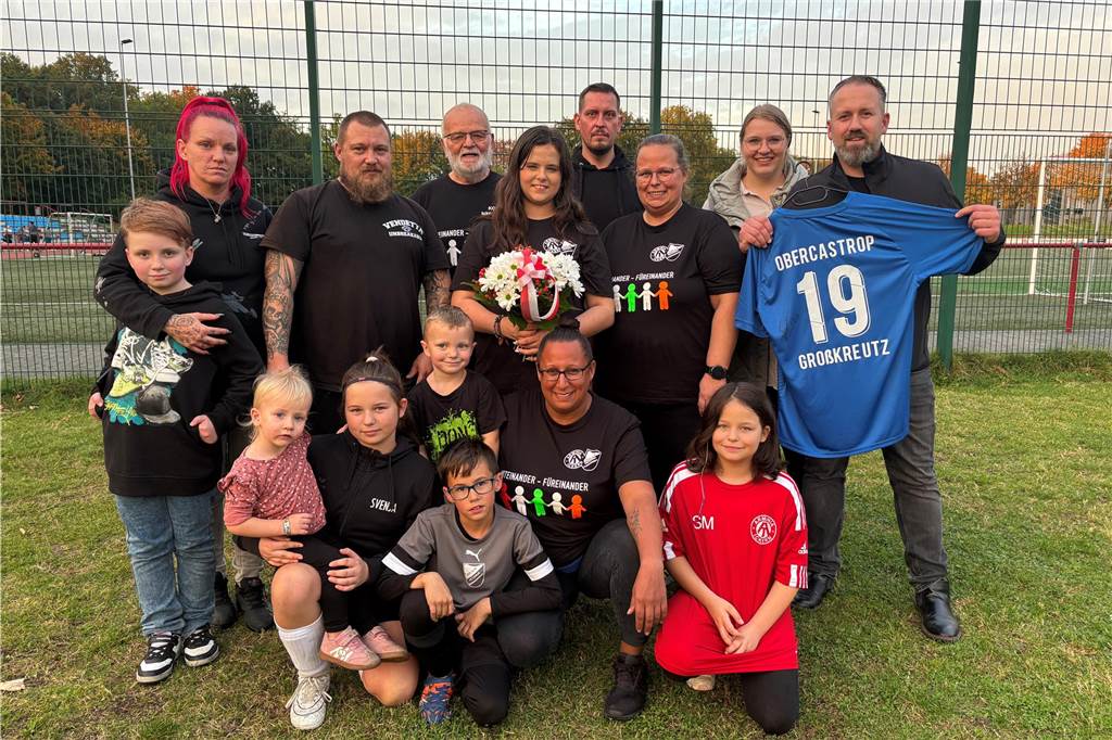 Betroffene des Brandes an der Wartburgstraße und Organisatoren der Spendenaktion sind am Sportplatz von Arminia Ickern versammelt, wo Spenden gesammelt werden.