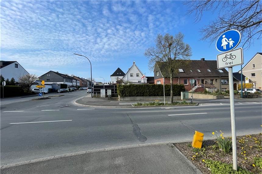 Betrunken verursachte ein 21-jähriger Mann aus Holzwickede hier – an der Einmündung Hauptstraße/Landweg – in der Nacht zum Samstag einen Unfall.