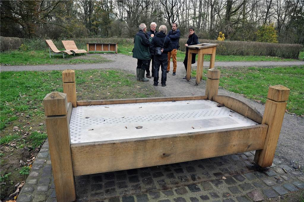 Radfahren in Lünen: Die schönsten Touren für das Pfingstwochenende Bett, Schreibpult und andere symbolische Einrichtungsgegenstände aus Holz erinnern an die Lüner Buddenburg. Unter anderem der Lippeauen-Rundweg führt hier vorbei.