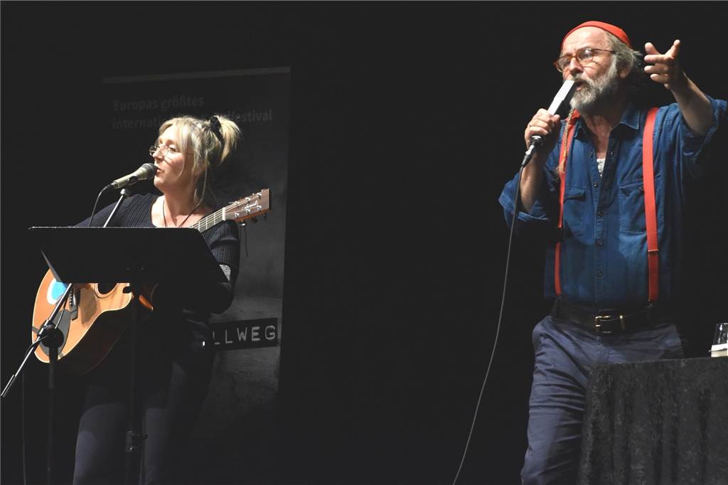 Krimi-Autor Klaus-Peter Wolf in Lünen: Spannende Lesung mit Spaß-Faktor Bettina Göschel und Klaus-Peter Wolf beim Krimiabend, der mehr als nur eine Vorlesung bot.