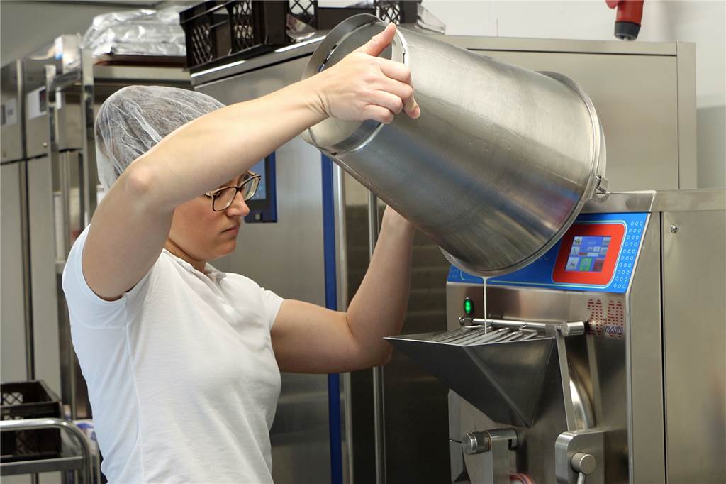 Bettina Hueske verwirklicht Traum: Eis vom Bauernhof aus eigener Produktion Bettina Hueske füllt die Masse nach Rezeptur in die Eismaschine. Die Produktion folgt hohen Hygienestandards.