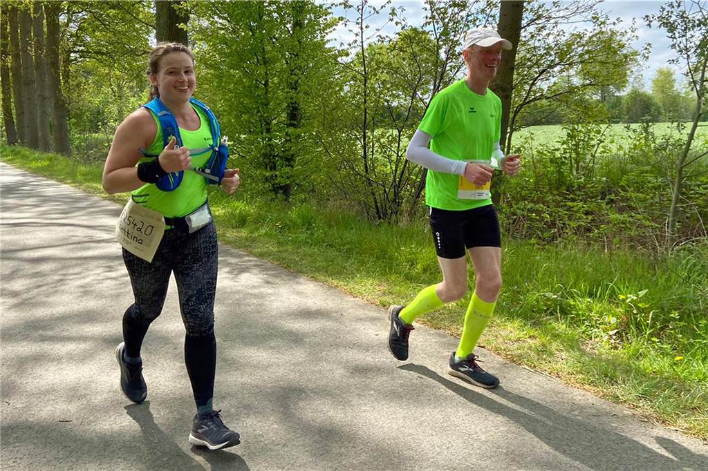 Südlohner und ein Stadtlohner liefen Hannover Marathon im Münsterland Bettina Hueske und Stefan Enck haben sich gemeinsam auf die 42,195 Kilometer lange Strecke rund um Südlohn begeben.
