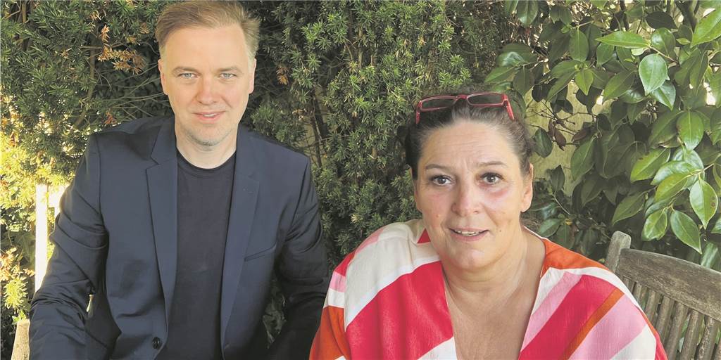 Assauer-Tochter aus Herten zum drohenden Haftbefehl: „Gehe nicht ins Gefängnis“ Bettina Michel (57), Tochter des ehemaligen Schalke-Managers Rudi Assauer (verstorben 2019), in ihrem Garten in Herten-Langenbochum im Gespräch mit ihrem Rechtsanwalt Burkhard Benecken aus Marl.