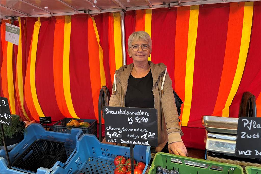 Urgestein des Wochenmarkts: Sturmhart Schinkel war von Anfang an dabei Frau steht in einem Verkaufsstand auf einem Markt hinter einer Kiste Tomaten.