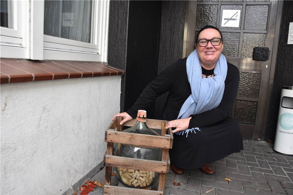 Neue Normalität: Hotels in Werne fast wieder wie vor Corona gebucht - aber ein Problem bleibt Eine lachende Frau sitzt auf dem Boden.