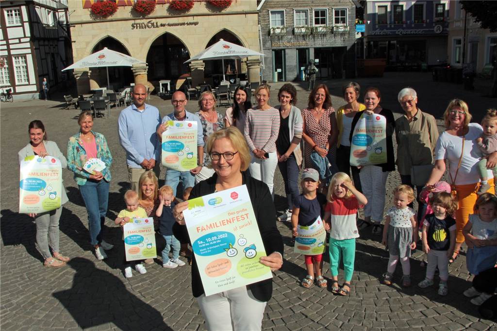 Familienfest Werne zieht vom Bunten Haus in die Innenstadt Eine Gruppe Menschen hält Plakate auf dem Marktplatz.