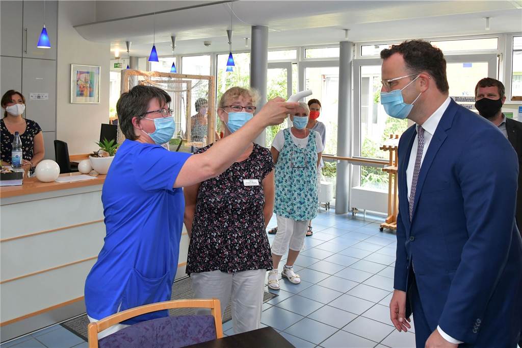 Jahresrückblick für Olfen: Was 2020 außer Corona noch gebracht hat Bevor Bundesgesundheitsminister Jens Spahndie Stadthalle eröffnete, besuchte der Politiker das Vitus-Stift.