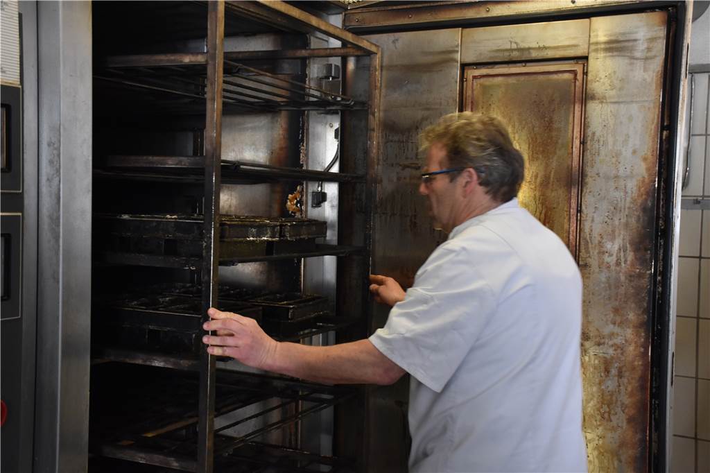Mit Video: Biodiversität und Unabhängigkeit – Vredener Bäckerei geht neue Wege beim Mehl Bevor das Brot in den Ofen geschoben werden kann, hat der Teig schon eine Ruhezeit von 12 Stunden hinter sich.