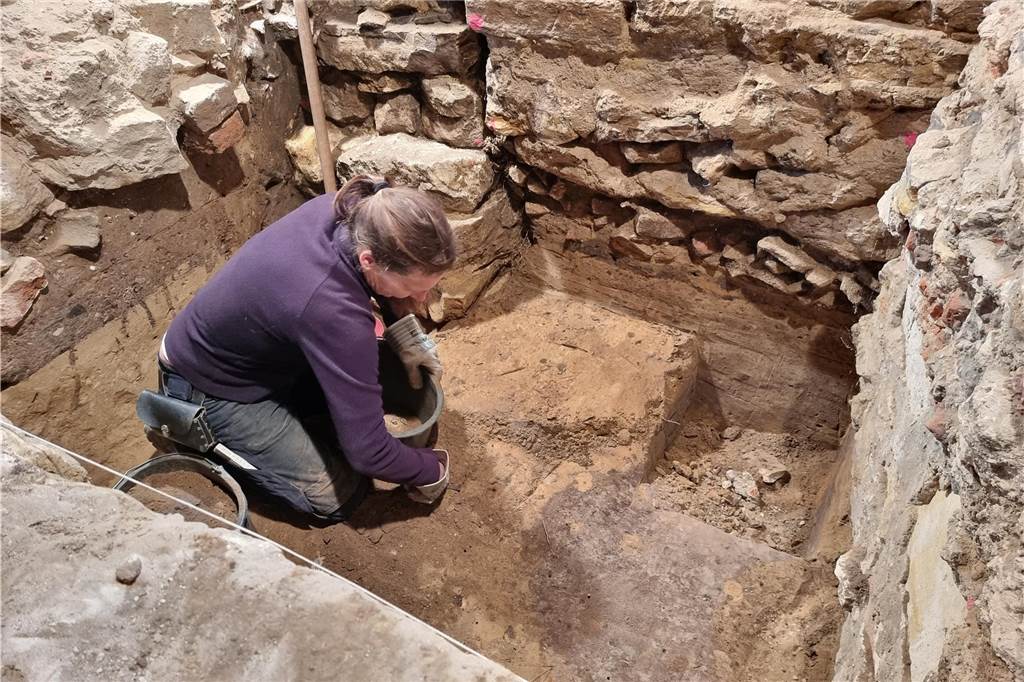 Abriss und Neubau Burgschänke: Burggeschichte soll innovativ erlebbar werden Bevor der Abriss der alten Burgschänke erfolgen kann, müssen die LWL-Archäologen ihre Untersuchungen abgeschlossen haben. Schließlich muss auch geklärt werden, wo das Fundament des Neubaus angelegt werden kann.