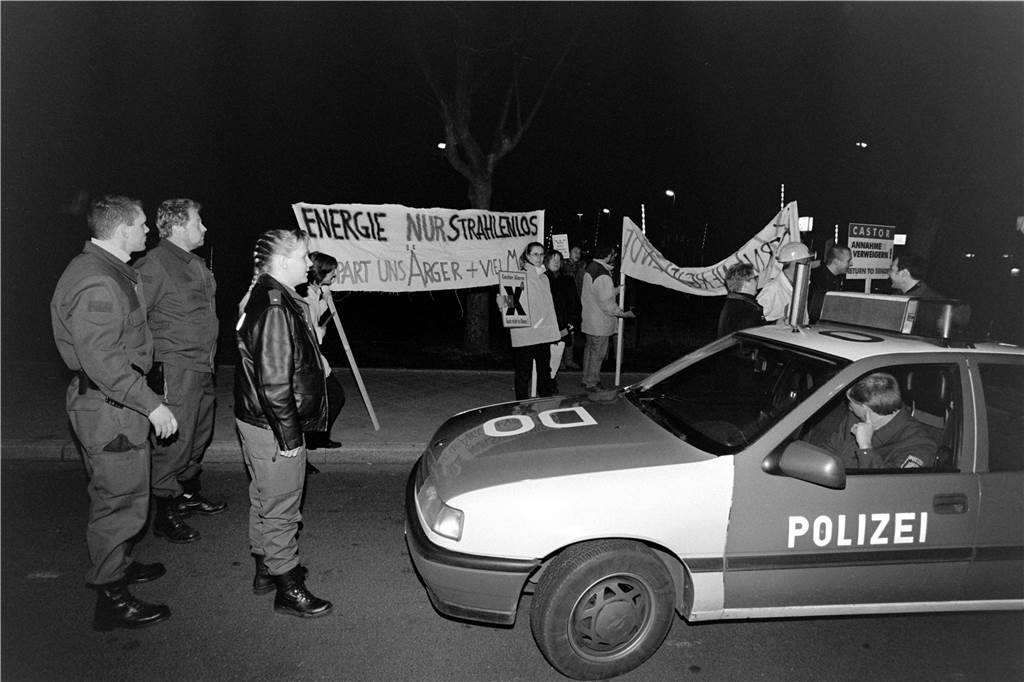 Atommüll-Transport durch Lünen: Ausnahmesituation, Sperrungen und Proteste im März 1998 Bevor der Castortransport durch Lünen rollte, protestierten Mitglieder der Grünen am Donnerstag (19. März 1998) gegen 22 Uhr am Lüner Hauptbahnhof.