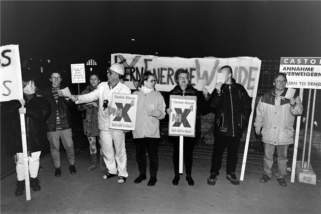 Bevor der Castortransport durch Lünen rollte, protestierten Mitglieder der Grünen am Donnerstag (19. März 1998) gegen 22 Uhr am Lüner Hauptbahnhof. 
