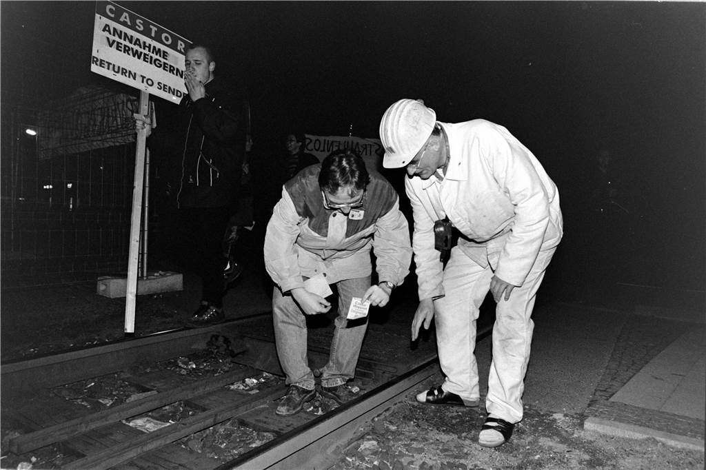 Bevor der Castortransport durch Lünen rollte, protestierten Mitglieder der Grünen am Donnerstag (19. März 1998) gegen 22 Uhr am Lüner Hauptbahnhof. 