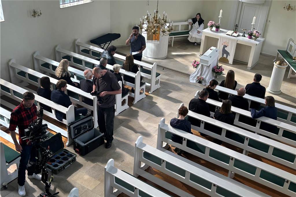 Liebe trotz Krieg: Südlohner als Aufnahmeleiter bei Filmdreh in Oeding Menschen beim Filmdreh in der evangelischen Kirche in Oeding.