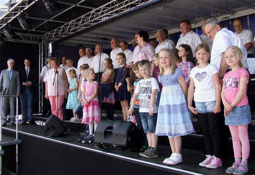 Bevor der Männergesangverein loslegen konnte, gab es noch mal ein Gruppenbild mit allen Kindern vom JeKits-Projekt mit Musikschuleiter Wolfgang Endrös (ganz links).