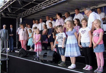 Bevor der Männergesangverein loslegen konnte, gab es noch mal ein Gruppenbild mit allen Kindern vom JeKits-Projekt mit Musikschuleiter Wolfgang Endrös (ganz links).
