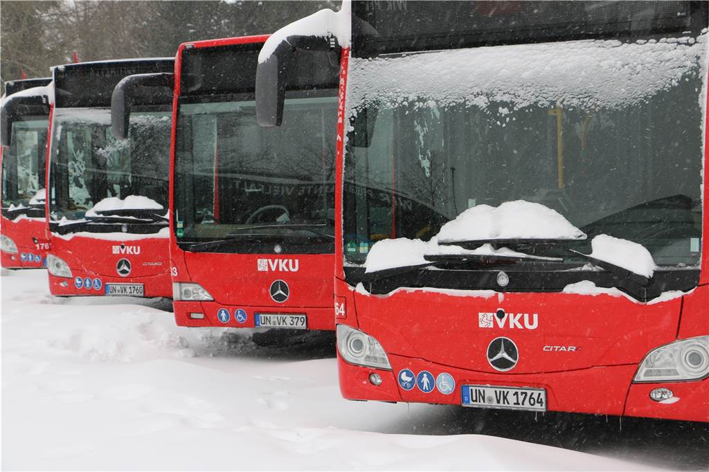 Über 200 VKU-Busse stehen still: „Man sah ganze Haltestellen nicht mehr“ Bevor die Busse morgens vom Betriebshof der VKU starten, werden sie per Standheizung vorgewärmt. Bis 11 Uhr standen sie am Montag in Bereitschaft, dann wurde ihr Einsatz abgesagt.