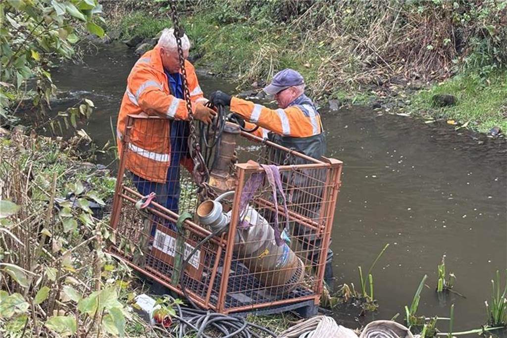 Damit Fische wandern können: Mängel an Rauer Rampe werden ausgebessert Bevor die Höhe der Mittelsteine angepasst werden kann, muss zunächst Wasser abgepumpt werden.