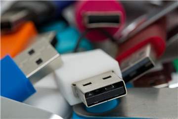 Bevor diese USB-Sticks in die Tonne gehen, sollten ihre Speicherchips unbrauchbar gemacht werden. Foto: Andrea Warnecke