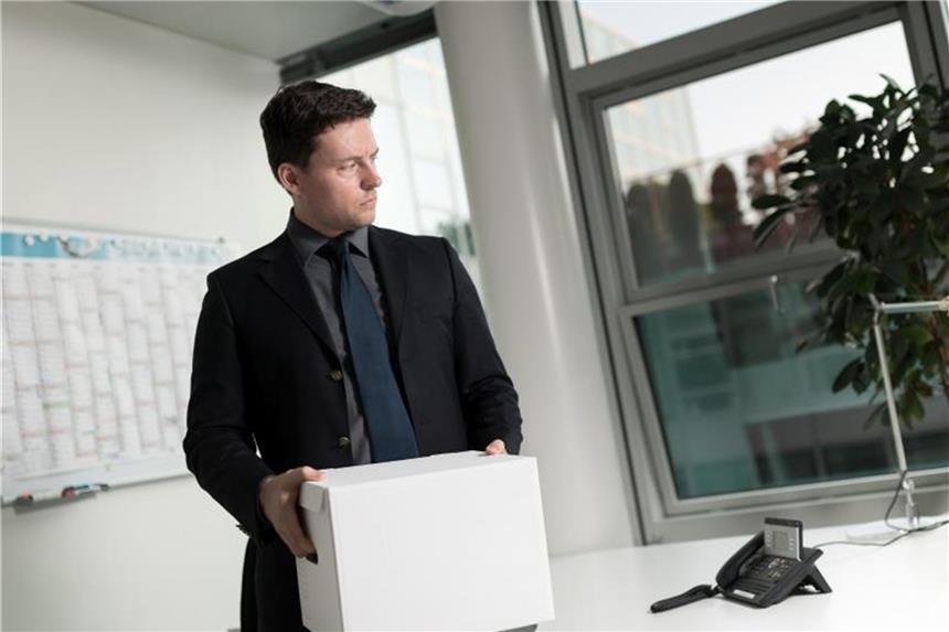 Bevor ein Arbeitnehmer eine krankheitsbedingte Kündigung erhält und seine Sachen zu packen hat, muss der Chef einige Hürden überwinden. FOto: Alexander Heinl