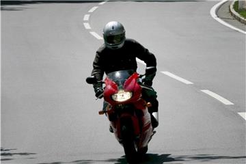 Bevor es im Frühjahr wieder auf die Straße geht, sollten Motorradfahrer ihre Kleidung dafür präparieren. Foto: Matthias Schrader