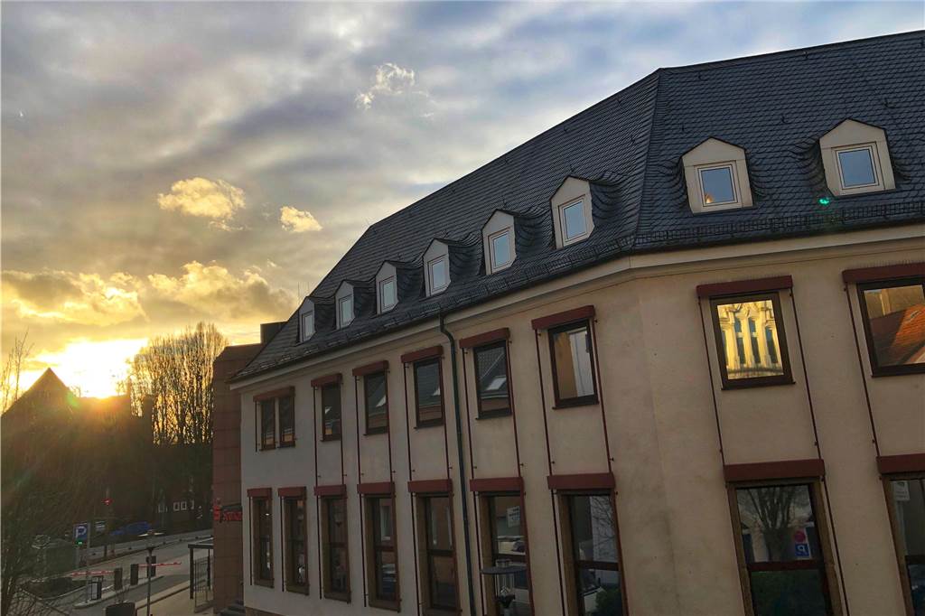 Sturm „Zeynep“ in Schwerte: Baum kippt auf Auto – Feuerwehr im Dauereinsatz Bevor es losging, zeigte sich am Freitagabend noch einmal die Abendsonne von ihrer besten Seite, wie hier beim Blick aus dem Fenster an der Eintrachtstraße.