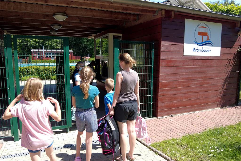 Freibäder in Lünen öffnen: Erster Sprung ins kühle Nass in Brambauer Bevor es zum Schwimmen geht, müssen Badegäste an der Kasse nicht nur Eintritt zahlen, sondern auch nachweisen, dass sie getestet, geimpft oder genesen sind.
