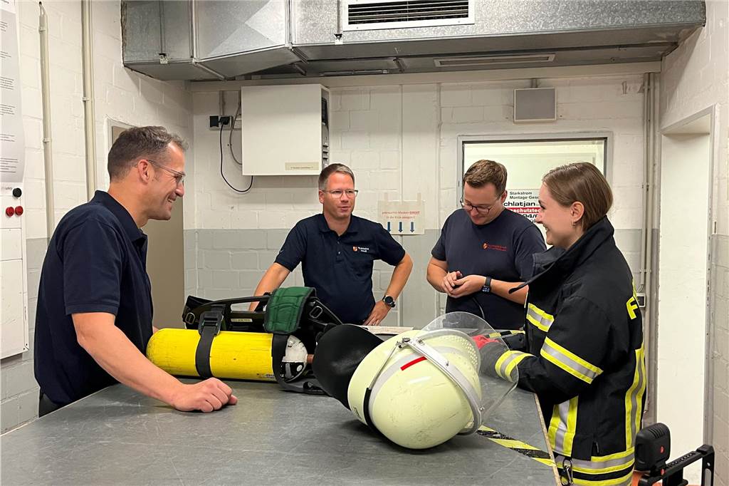 Als Laie durch die Übungsstrecke: Wie ist die Arbeit als Feuerwehrfrau? Bevor ich den Test in der Atemschutzübungsstrecke antrete, erklären mir die Feuerwehrmänner der Ahauser Feuerwehr, was auf mich zukommt. (v.l.n.r.: Dirk Honekamp, Henning Hofmann, Jannik Boing, Alexandra Schlobohm).