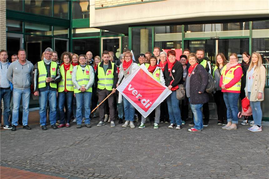Streikende demonstrieren für ihre Forderungen Bevor sie mit dem Zug nach Dortmund fuhren, trafen sich Streikende aus Lünen am Dienstag gegen 7.30 Uhr vor dem Rathaus.