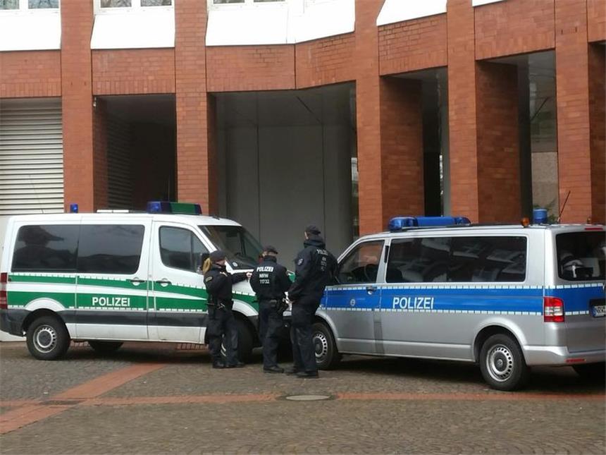 Kronzeuge belastet angeklagten Selmer Rocker Bewacht von einem Sondereinsatzkommando und weiteren Beamten des Zeugenschutzes wurde der Kronzeuge der Anklage im Bandidos-Prozess am Dienstag zum ersten Mal ins Landgericht gebracht.