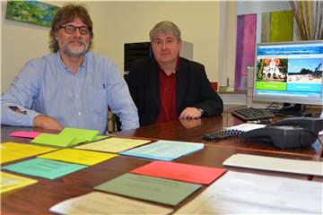 Bewährtes Team im Briefwahlbüro: Wahlleiter Michael Schindler und Gregor Husmann.