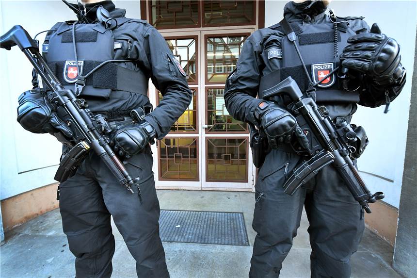 Urteil: Dortmunder Islamist Boban S. muss lange ins Gefängnis Bewaffnete Polizeibeamte sichern einen Eingang zum Oberlandesgericht Celle, wo der Prozess stattfand.