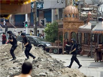Bewaffnete Polizisten bei einem Einsatz in Xinjiang. Der blutige Terroranschlag in Nordwestchina stößt weltweit auf Empörung. Foto: Diego Azubel/Archiv