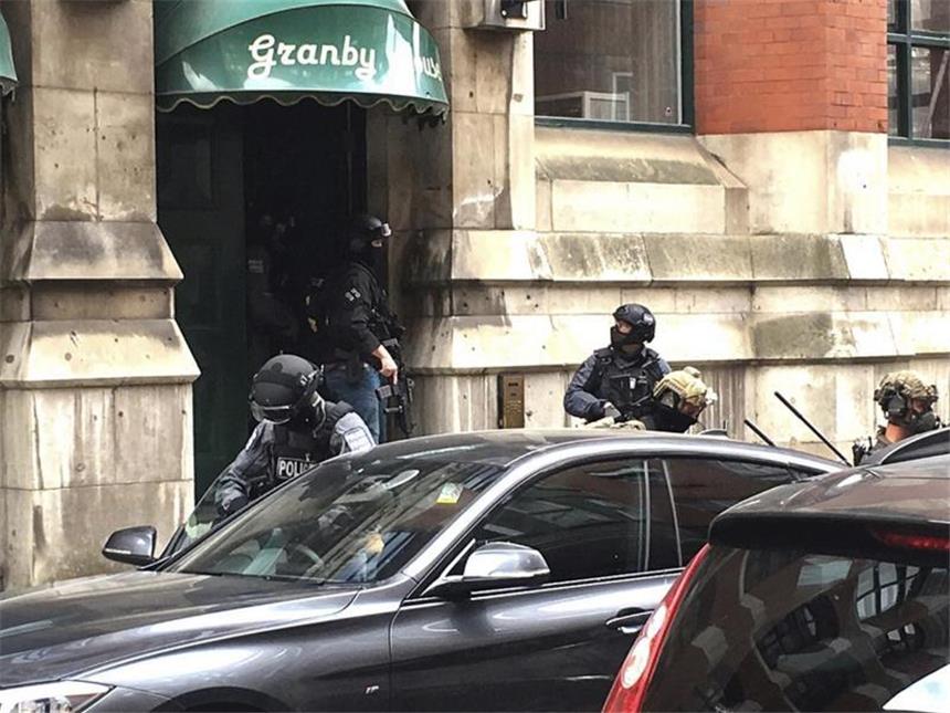 Polizei nach Manchester-Anschlag: Abedi hatte Hintermänner Bewaffnete Polizisten einer Spezialeinheit durchsuchen ein Appartment-Haus in Manchester. Foto: Louise Bolotin