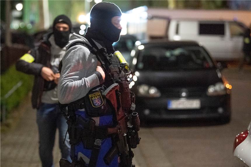 SEK-Übungen im Kreis Unna: Mehr Feingefühl in diesen Zeiten Bewaffnete Spezialeinheiten sprangen am Mittwoch in Beckinghausen aus mehreren Fahrzeugen. Bei dem erschreckenden Spektakel handelte es sich um eine Übung.