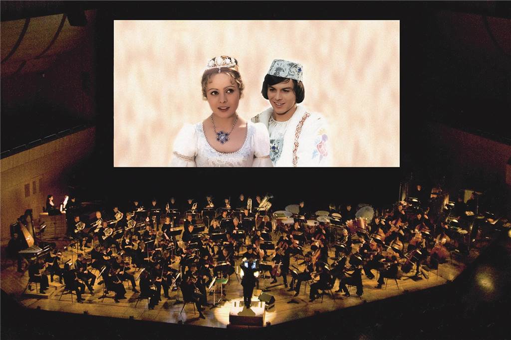 Weihnachtsgeschenk gesucht?: Diese Musicals und Shows begeistern im Winter 2022/23 Bewegen Sie sich auf von Ihrer Couch und schauen Sie "Drei Haselnüsse für Aschenbrödel" ausnahmsweise mal im Konzertsaal, dafür aber mit einer ganz anderen Akustik.