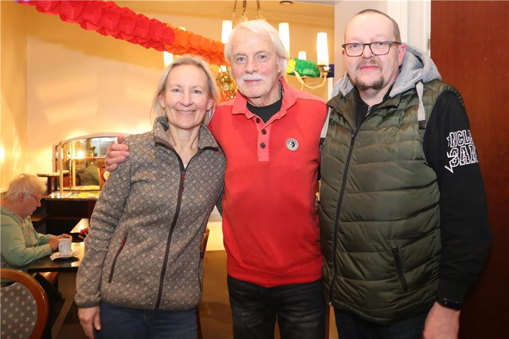 Bewegendes Treffen: 2020 hatte Hans Werner Diel (M.) zwei seiner Lebensretter getroffen: Hildegard Wetter und Dirk Haße.