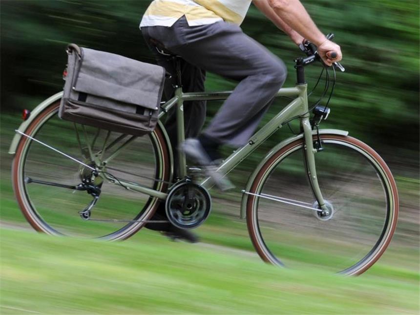 Beim Restless-Legs-Syndrom kann moderate Bewegung helfen Bewegung wie Fahrradfahren kann beim Restless-Legs-Syndrom helfen. Starker Bewegungsdrang, kribbeln oder ziehen in den Beinen sind typisch für die Störung der Nervenfunktion. Foto: Tobias Hase