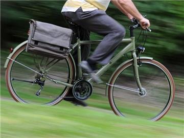 Bewegung wie Fahrradfahren kann beim Restless-Legs-Syndrom helfen. Starker Bewegungsdrang, kribbeln oder ziehen in den Beinen sind typisch für die Störung der Nervenfunktion. Foto: Tobias Hase