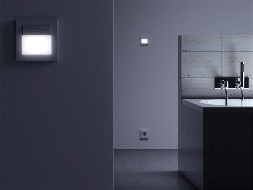 Schlaue Technik im Haus für Ältere Bewegungsmelder schalten das Raumlicht ein, wann immer jemand das Bad betritt - und sorgen so für mehr Sicherheit im Dunkeln. Manche Produkte vereinen die Funktionen eines Bewegungsmelders, einer Orientierungsleuchte und eines berührungslosen Schalters in einem Gerät, hier Sensotec von Gira. Foto: Gira/VDS/dpa-tmn